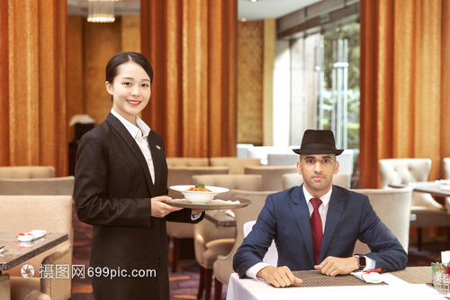 酒店服务餐厅服务员给外国客人上菜