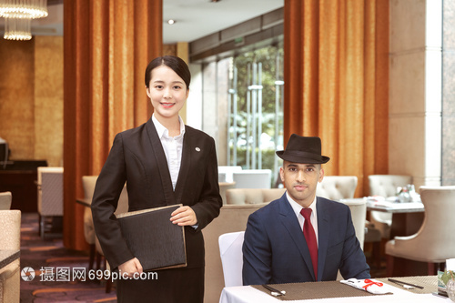 酒店服务餐厅服务员给外国客人菜单